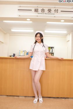 女孩迈开腿让男孩给她打扑克